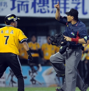 象隊球員「朱老」朱鴻森，因為「助跑」打擊的動作，意外成為總冠軍賽最受注目的網路人氣球員。(本報資料照，記者王藝菘攝)