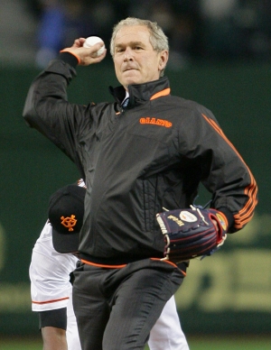 美國前總統小布希(George W. Bush),昨天在日本前首相小泉純一郎的陪同下,特地來到東京巨蛋為日職總冠軍賽開球。(法新社) 美國前總統小布希(George W. Bush),昨天在日本前首相小泉純一郎的陪同下,特地來到東京巨蛋為日職總冠軍賽開球。(法新社)