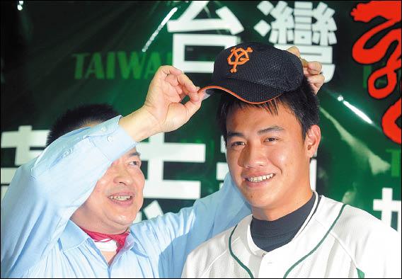 台啤董事長韋伯韜(左)為黃志龍戴上讀賣巨人隊球帽。<br>(記者王藝菘攝) 台啤董事長韋伯韜(左)為黃志龍戴上讀賣巨人隊球帽。<br>(記者王藝菘攝)