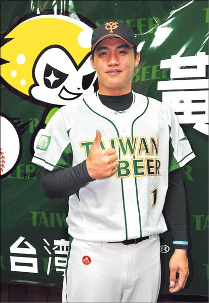 台灣啤酒棒球隊選手、台灣體育大學三年級學生黃志龍與日本東京讀賣巨人隊正式簽約,日本媒體把黃志龍比喻成「王建民二世」,看好前途。(記者王藝菘攝) 台灣啤酒棒球隊選手、台灣體育大學三年級學生黃志龍與日本東京讀賣巨人隊正式簽約,日本媒體把黃志龍比喻成「王建民二世」,看好前途。(記者王藝菘攝)
