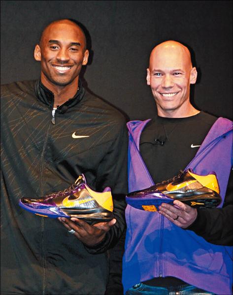 布蘭特和NIKE鞋類創意總監艾瓦(Eric Avar,右)在洛杉磯論壇球場,共同發表了第五代布蘭特簽名鞋款。(記者趙新天攝) 布蘭特和NIKE鞋類創意總監艾瓦(Eric Avar,右)在洛杉磯論壇球場,共同發表了第五代布蘭特簽名鞋款。(記者趙新天攝)