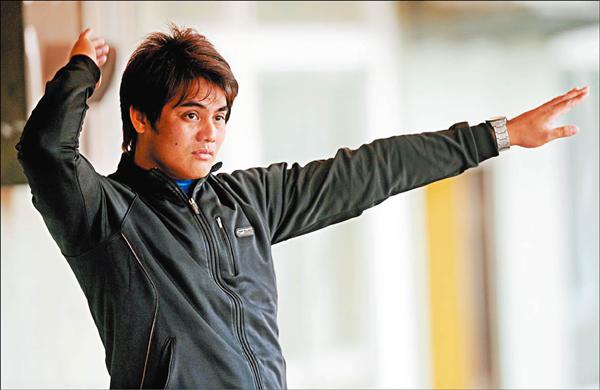 瑞穗國中總教練王勝榮雖未能在職棒嶄露頭角,但卻在教練領域找到自己的目標。(記者林正堃攝) 瑞穗國中總教練王勝榮雖未能在職棒嶄露頭角,但卻在教練領域找到自己的目標。(記者林正堃攝)