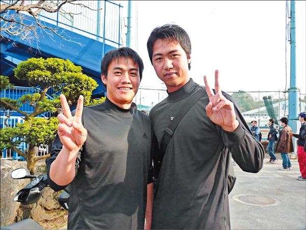 兩小巨人黃志龍(左)和林羿豪昨天都投得不錯,開心比出勝利手勢。(特派記者倪婉君攝) 兩小巨人黃志龍(左)和林羿豪昨天都投得不錯,開心比出勝利手勢。(特派記者倪婉君攝)