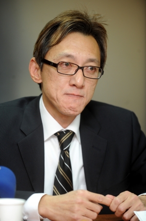 統一棒球隊領隊林增祥今天召開記者會,說明遭統一企業解除職務的過程,一度眼眶泛紅。(記者簡榮豐攝) 統一棒球隊領隊林增祥今天召開記者會,說明遭統一企業解除職務的過程,一度眼眶泛紅。(記者簡榮豐攝)