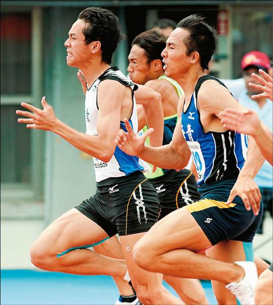 高中男子組100公尺決賽,海青工商陳家薰(左)、黃勇緯(右)競爭激烈,原本領先的陳家薰終點前拉傷大腿退居第6,由隊友黃勇緯抱走金牌。(記者林正堃攝) 高中男子組100公尺決賽,海青工商陳家薰(左)、黃勇緯(右)競爭激烈,原本領先的陳家薰終點前拉傷大腿退居第6,由隊友黃勇緯抱走金牌。(記者林正堃攝)