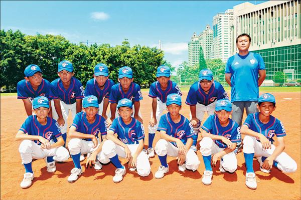 復興國小少棒隊信心滿滿,12位驍勇戰將與1996年冠軍教練何通宇(後排右一)前進威廉波特,相約把冠軍盃帶回台灣慶祝。(記者張忠義攝) 復興國小少棒隊信心滿滿,12位驍勇戰將與1996年冠軍教練何通宇(後排右一)前進威廉波特,相約把冠軍盃帶回台灣慶祝。(記者張忠義攝)