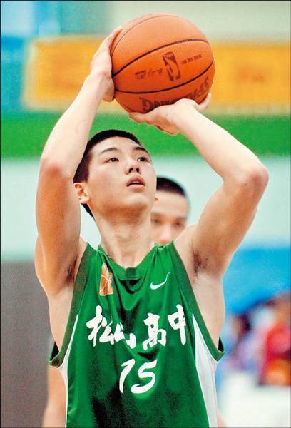 松山高中前鋒胡瓏貿,是球隊主力之一,他將扮演松山衛冕關鍵人物。(資料照,記者林正堃攝) 松山高中前鋒胡瓏貿,是球隊主力之一,他將扮演松山衛冕關鍵人物。(資料照,記者林正堃攝)