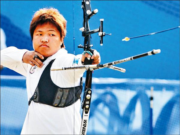 宋佳駿昨在亞運男子個人對抗賽擊敗中國選手邢宇,摘下本屆台灣射箭代表隊的第一面獎牌。(特派記者王藝菘攝) 宋佳駿昨在亞運男子個人對抗賽擊敗中國選手邢宇,摘下本屆台灣射箭代表隊的第一面獎牌。(特派記者王藝菘攝)