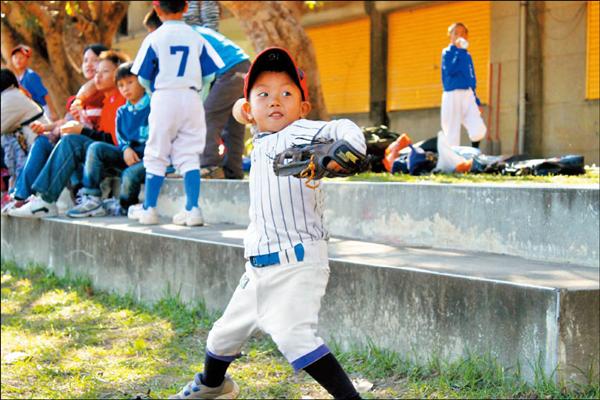 6歲鄭家均正式練球不到半年,投球架式已有模有樣。(記者林世民攝) 6歲鄭家均正式練球不到半年,投球架式已有模有樣。(記者林世民攝)