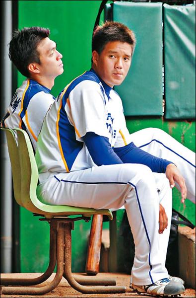 一度罹患「投球失憶症」的桃園航空城彭偉航(右),重新找回投球感覺。(記者羅沛德攝) 一度罹患「投球失憶症」的桃園航空城彭偉航(右),重新找回投球感覺。(記者羅沛德攝)