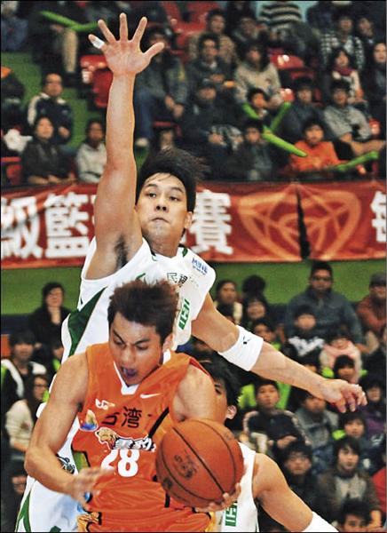 台灣大後衛蘇翔翊（下）帶球上籃，遭陳世念由後方攔阻。（記者王藝菘攝）