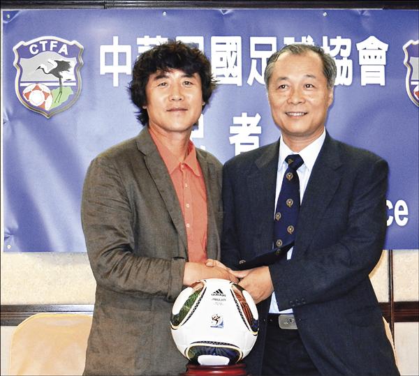 南韓籍教練李泰昊（左）接任國家隊總教練，足協理事長盧崑山期許他能帶出佳績。（記者葉士弘攝）