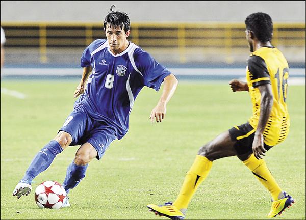 台法混血好手夏維耶返國效力，一度激起台灣足球熱情，現再找來南韓籍教練李泰昊接任國家隊新教頭，要為「足球沙漠」灌溉一泉活水。（資料照，記者朱沛雄攝）