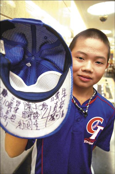 身高不滿160的葉晁佑，在冠軍賽中打下第1分，昨天他離開下榻飯店，球帽上滿是隊員簽名。（記者謝文華攝）