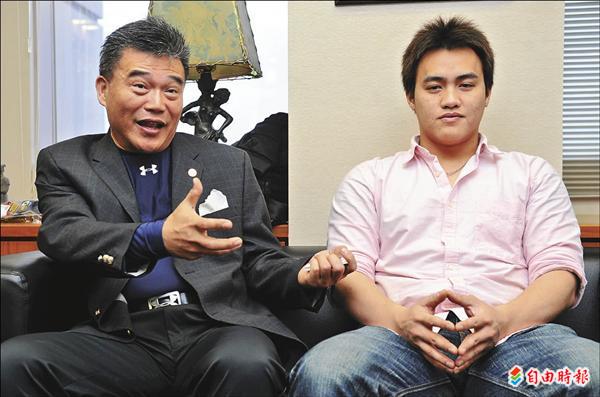 即將加入統一獅球隊的前旅日球員黃志龍(右),昨日在經紀人宋名豐(左)陪同下出面說明未來在國內打職棒的心情。(記者王敏為攝) 即將加入統一獅球隊的前旅日球員黃志龍(右),昨日在經紀人宋名豐(左)陪同下出面說明未來在國內打職棒的心情。(記者王敏為攝)
