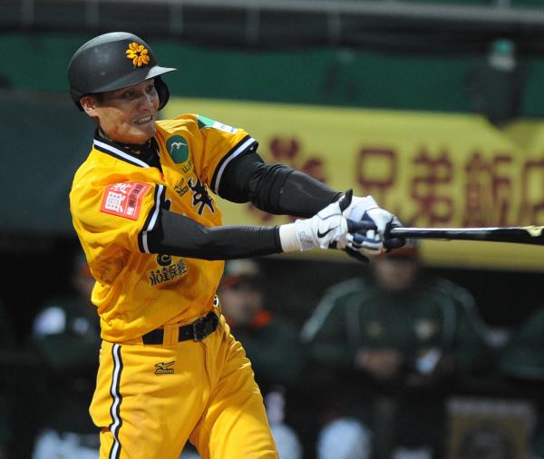 兄弟象王勝偉擊出再見安打,助球隊奪勝。(記者王藝菘攝) 兄弟象王勝偉擊出再見安打,助球隊奪勝。(記者王藝菘攝)