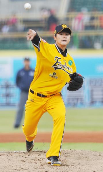 兄弟象先發投盧劭禹拿下職棒生涯首勝。(記者黃志源攝) 兄弟象先發投盧劭禹拿下職棒生涯首勝。(記者黃志源攝)