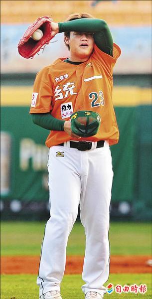 黃志龍狀況不佳,投不滿5局就掉4分退場,吞下首敗。(記者黃志源攝) 黃志龍狀況不佳,投不滿5局就掉4分退場,吞下首敗。(記者黃志源攝)