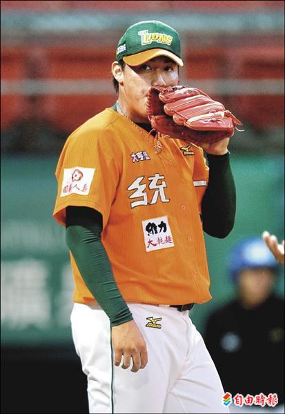 獅隊投手黃志龍雙重戰第2場,只投1.2局就吞下返台後最慘烈的1敗。(記者林正堃攝) 獅隊投手黃志龍雙重戰第2場,只投1.2局就吞下返台後最慘烈的1敗。(記者林正堃攝)