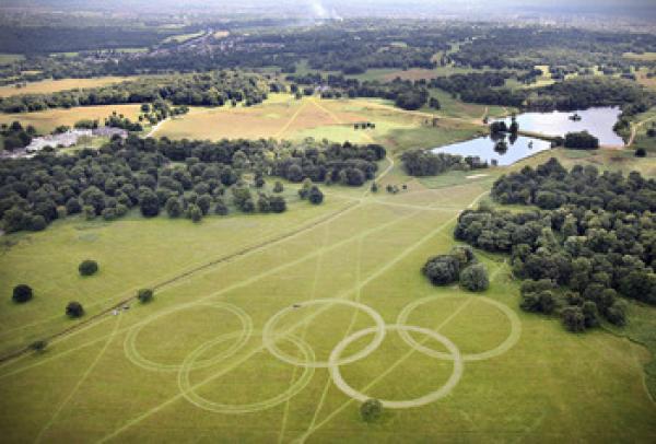 奧組會昨日公佈最大奧運五環在列治文公園(Richmond Park)。(圖翻拍自澳組會網站) 奧組會昨日公佈最大奧運五環在列治文公園(Richmond Park)。(圖翻拍自澳組會網站)