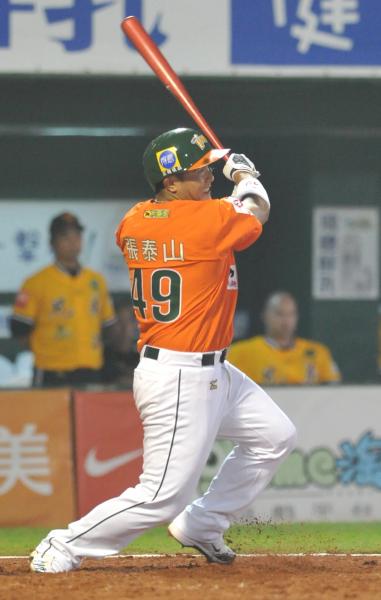 張泰山連2場全壘打，此役轟雙響後，個人本季全壘打也攀升至14支。（記者黃志源攝）