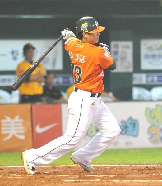 陳鏞基此役轟出雙響砲後，個人本季的全壘打數也迅速累積至8支。（記者黃志源攝）