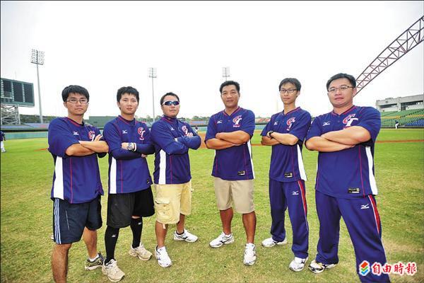 右起為象隊張誠崇、象隊胡高祥、獅隊馮張榕、猿隊何仁琮、牛隊張欽政及恰恰專屬防護員王星凱等6人。(記者廖耀東攝) 右起為象隊張誠崇、象隊胡高祥、獅隊馮張榕、猿隊何仁琮、牛隊張欽政及恰恰專屬防護員王星凱等6人。(記者廖耀東攝)