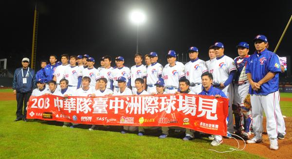 台灣對紐西蘭,台灣隊最後以9比0贏的冠軍。(上、下圖,記者王敏為攝) 台灣對紐西蘭,台灣隊最後以9比0贏的冠軍。(上、下圖,記者王敏為攝)