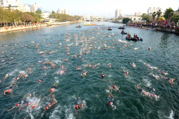 2013浪漫愛河鐵人三項今天清晨在高雄愛河登場，參與選手必須完成游泳、騎自行車、路跑三項競賽。（記者黃志源攝）