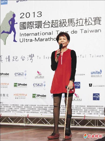超馬媽媽邱淑容在台上勉勵選手拿出「超馬精神」以堅持的態度完成比賽。(記者卓佳萍攝) 超馬媽媽邱淑容在台上勉勵選手拿出「超馬精神」以堅持的態度完成比賽。(記者卓佳萍攝)