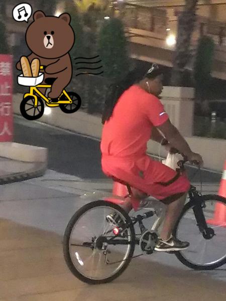 曼尼騎著腳踏車買晚餐,網友直呼可愛。(翻攝自網路) 曼尼騎著腳踏車買晚餐,網友直呼可愛。(翻攝自網路)