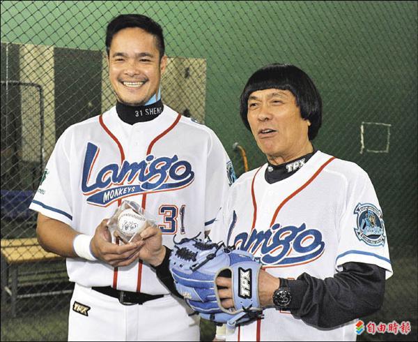 豬哥亮（右）擔任開球嘉賓，大師兄林智勝送上簽名球。（記者陳志曲攝）