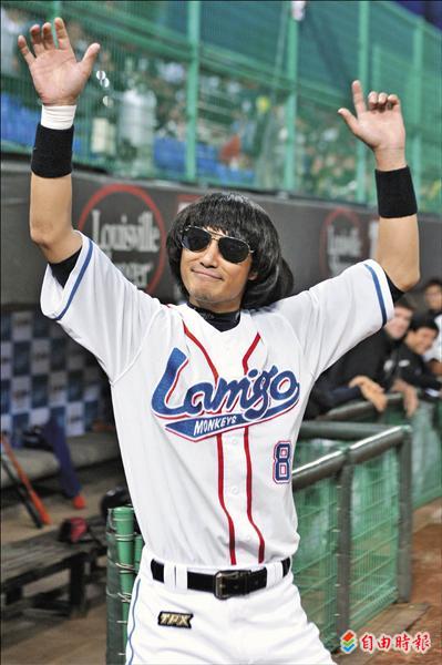 詹智堯戴上假髮，搞笑模仿豬哥亮。（記者陳志曲攝）