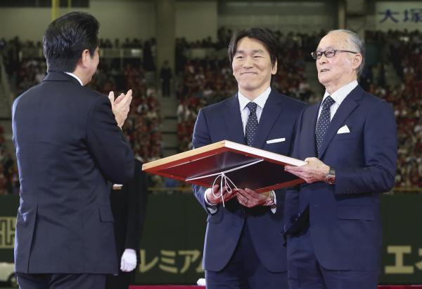 松井秀喜今天重返日本東京巨蛋,與恩師長嶋茂雄一起接受「國民榮譽賞」的殊榮。(法新社) 松井秀喜今天重返日本東京巨蛋,與恩師長嶋茂雄一起接受「國民榮譽賞」的殊榮。(法新社)