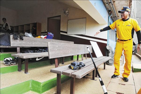 新竹球場休息室換上新座椅與地板。（記者張嘉明攝）