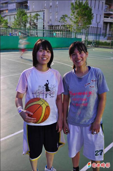小高(左)職業:學生最愛球員:陳信安;陽陽(右)職業:學生最愛球員:張宇涵。(實習記者蘇冠人攝) 小高(左)職業:學生最愛球員:陳信安;陽陽(右)職業:學生最愛球員:張宇涵。(實習記者蘇冠人攝)