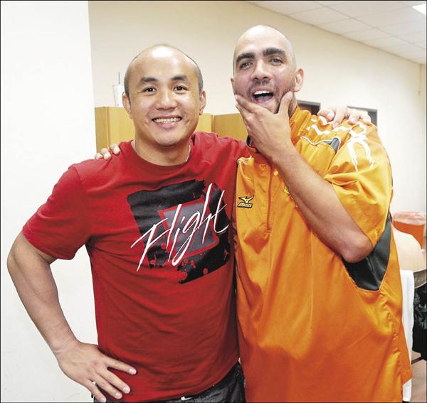 頂著大光頭的費古洛(右)與張泰山「惺惺相惜」。(記者林正堃攝) 頂著大光頭的費古洛(右)與張泰山「惺惺相惜」。(記者林正堃攝)