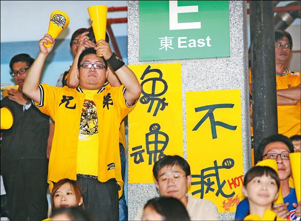 兄弟象董事長洪瑞河證實新東家出價四億，代表黃衫軍轉手中信金控幾成定局，也對廣大象迷有所交代。（資料照）