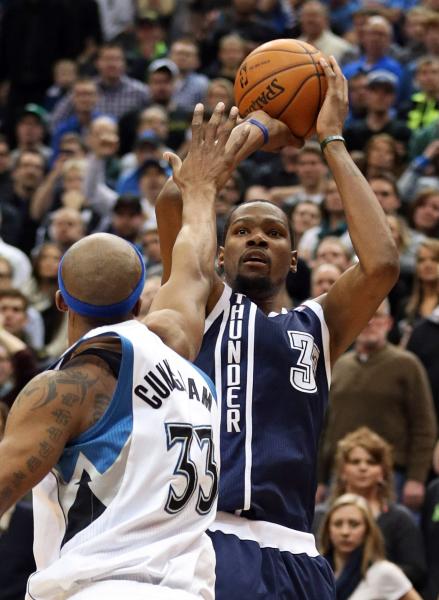 「雷帝」杜蘭特（Kevin Durant）這記跳投帶領球隊以2分險勝灰狼。（今日美國）