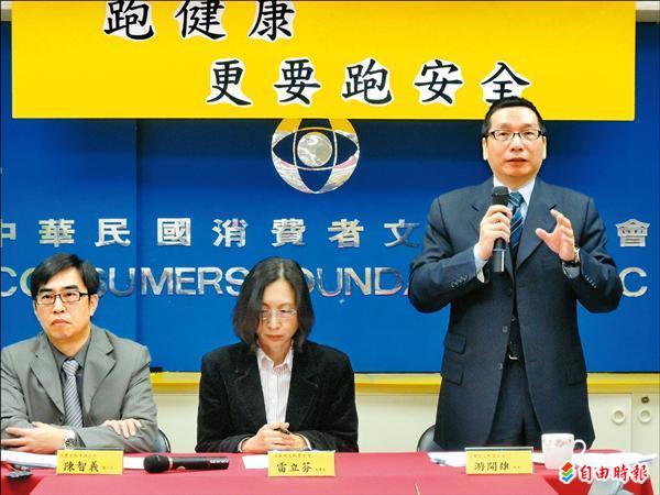 消基會董事游開雄(右 )籲體育署、消保處擬定路跑消費定型化契約範本。(記者謝文華攝) 消基會董事游開雄(右 )籲體育署、消保處擬定路跑消費定型化契約範本。(記者謝文華攝)