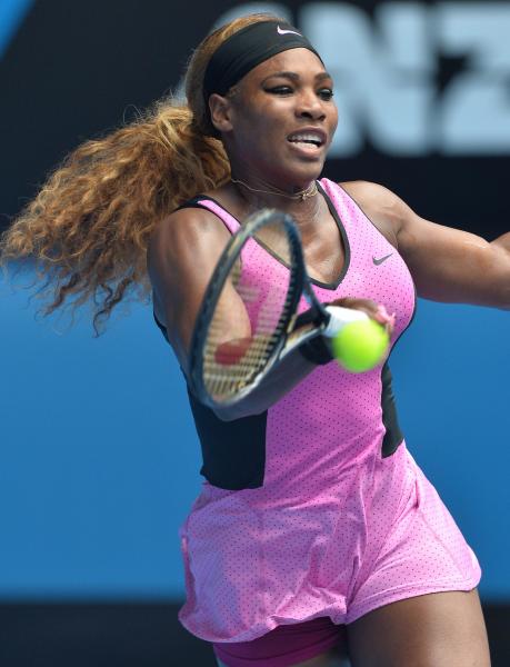 美國女將小威廉絲(Serena Williams)今天只花了63分鐘、以直落二順利晉級。(法新社) 美國女將小威廉絲(Serena Williams)今天只花了63分鐘、以直落二順利晉級。(法新社)