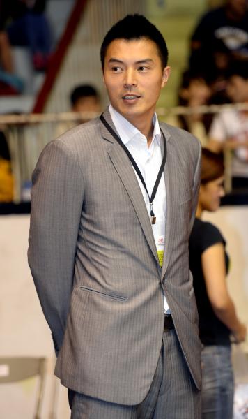 「台灣飛人」陳信安宣布從籃球場上退休後,轉當一般上班族,曾在球場上叱吒風雲的他,卻差點被電腦鍵盤搞垮。(資料照) 「台灣飛人」陳信安宣布從籃球場上退休後,轉當一般上班族,曾在球場上叱吒風雲的他,卻差點被電腦鍵盤搞垮。(資料照)