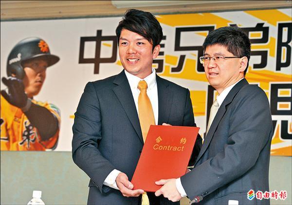 中信兄弟昨天由領隊陳正宏（右）代表，與周思齊簽下5年長約。（記者簡榮豐攝）