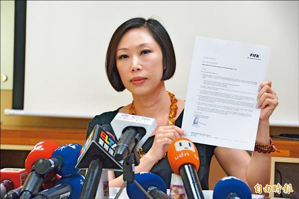 愛爾達執行長陳怡君出示國際足球總會的來函,要台灣好好處理授權爭議。(記者吳柏軒攝) 愛爾達執行長陳怡君出示國際足球總會的來函,要台灣好好處理授權爭議。(記者吳柏軒攝)