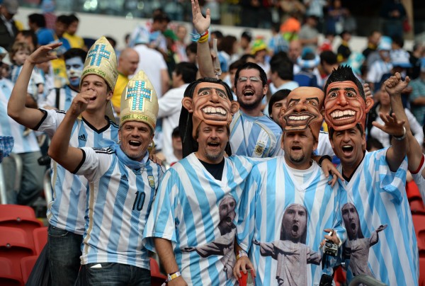 阿根廷球迷在場邊為自己的國家隊加油。（法新社）