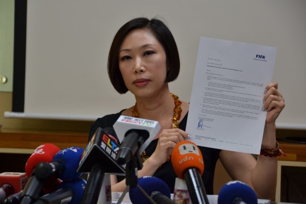 愛爾達電視台執行長陳怡君昨出示國際足球總會的來函,上頭措辭嚴厲,要台灣好好處理授權爭議;今天法院做出裁處,年代申請不停播的假處分遭到駁回,愛爾達電視台表示,明天(27日)凌晨0點,就會把訊號中止。(資料照,記者吳柏軒攝) 愛爾達電視台執行長陳怡君昨出示國際足球總會的來函,上頭措辭嚴厲,要台灣好好處理授權爭議;今天法院做出裁處,年代申請不停播的假處分遭到駁回,愛爾達電視台表示,明天(27日)凌晨0點,就會把訊號中止。(資料照,記者吳柏軒攝)