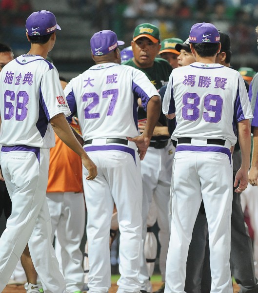 統一獅朱元勤在五局上險遭觸身球擊中,統一獅隊總教練陳連宏(左三)上前與義大犀牛隊總教練大威(左二)在本壘兩側互嗆,雙方也清空板凳衝到場中對峙。(記者王敏為攝) 統一獅朱元勤在五局上險遭觸身球擊中,統一獅隊總教練陳連宏(左三)上前與義大犀牛隊總教練大威(左二)在本壘兩側互嗆,雙方也清空板凳衝到場中對峙。(記者王敏為攝)