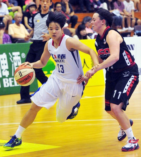 瓊斯盃女子籃球賽,台灣白隊魏于淳(左)運球時美國隊貼身防守。(記者簡榮豐攝) 瓊斯盃女子籃球賽,台灣白隊魏于淳(左)運球時美國隊貼身防守。(記者簡榮豐攝)