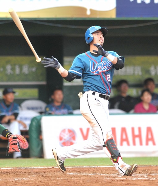 郭嚴文在4局上再補上陽春全壘打。(記者黃志源攝) 郭嚴文在4局上再補上陽春全壘打。(記者黃志源攝)
