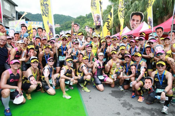 2014宜蘭梅花湖全國鐵人三項錦標賽第二日全程賽,資深鐵人賴曉春(右起第一排第四位) 完成生涯第100場鐵人賽事。(主辦單位提供) 2014宜蘭梅花湖全國鐵人三項錦標賽第二日全程賽,資深鐵人賴曉春(右起第一排第四位) 完成生涯第100場鐵人賽事。(主辦單位提供)